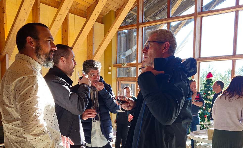 After-work EI Groupe avec des collaborateurs réunis autour d’un repas pour renforcer la cohésion d’équipe et la convivialité