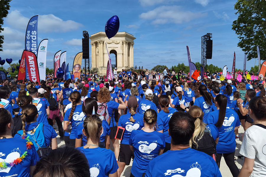 Foule de participants en t shirts bleus au départ de la Montpellier Reine devant le Peyrou