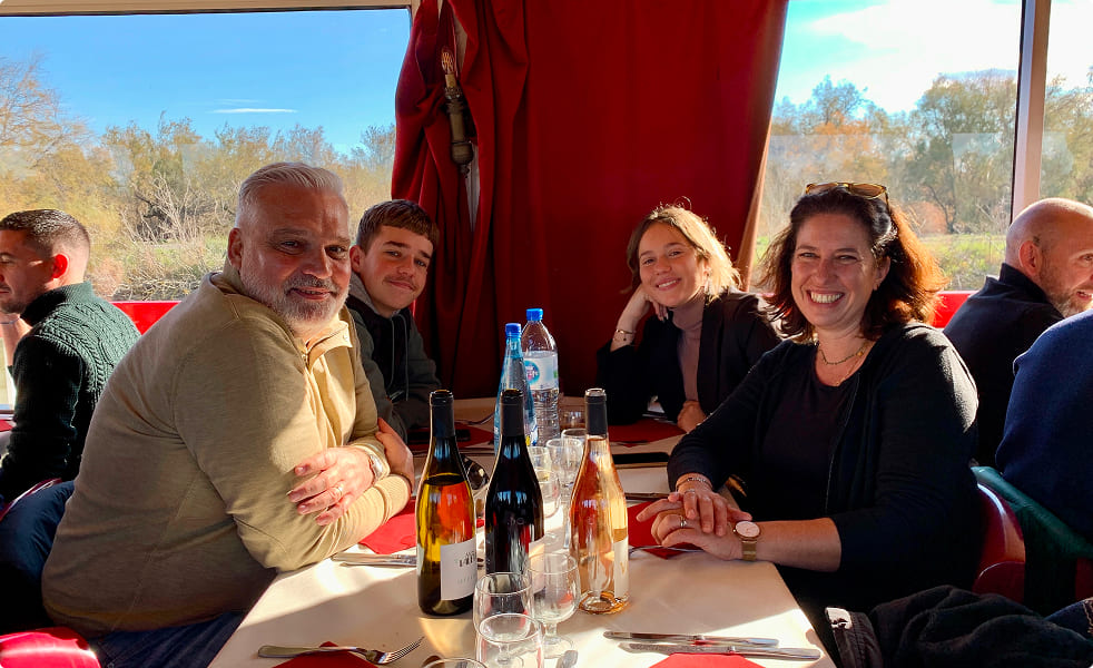Collaborateurs EI Groupe partageant un déjeuner d’équipe lors d’un moment de convivialité et de cohésion entre collègues