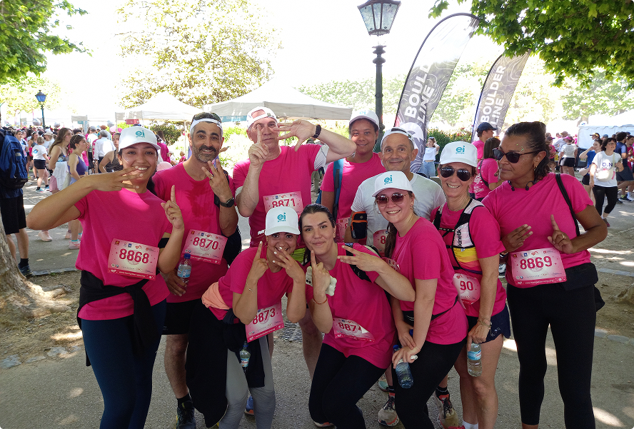 Équipe EI Groupe en t shirts roses et dossards posant joyeusement avant une course solidaire à Montpellier
