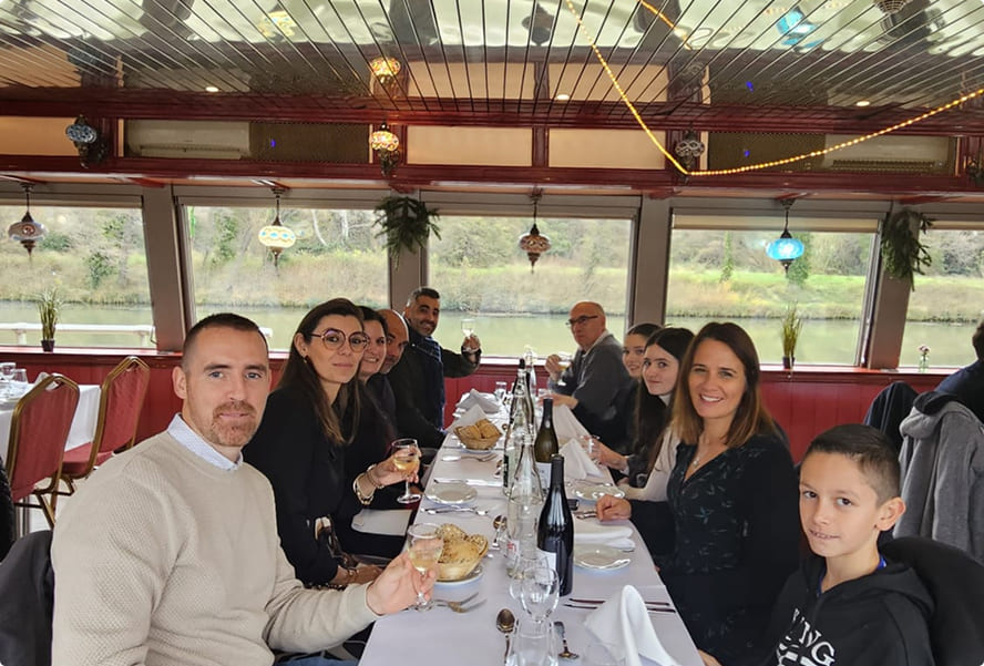 Collaborateurs EI Groupe participant à un événement interne et échangeant dans une ambiance conviviale lors d’un moment de cohésion d’équipe
